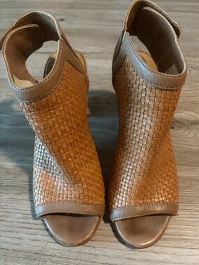 Steve Madden Tan Woven Open-Toe Mules